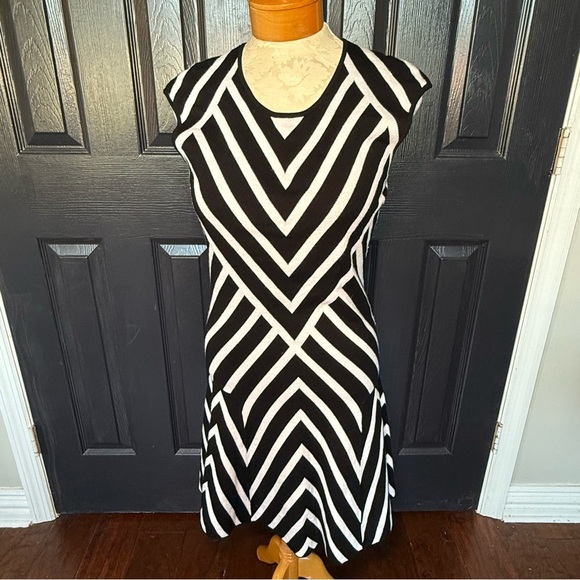 Banana Republic black and white geometric pattern dress Large - Picture 2 of 11